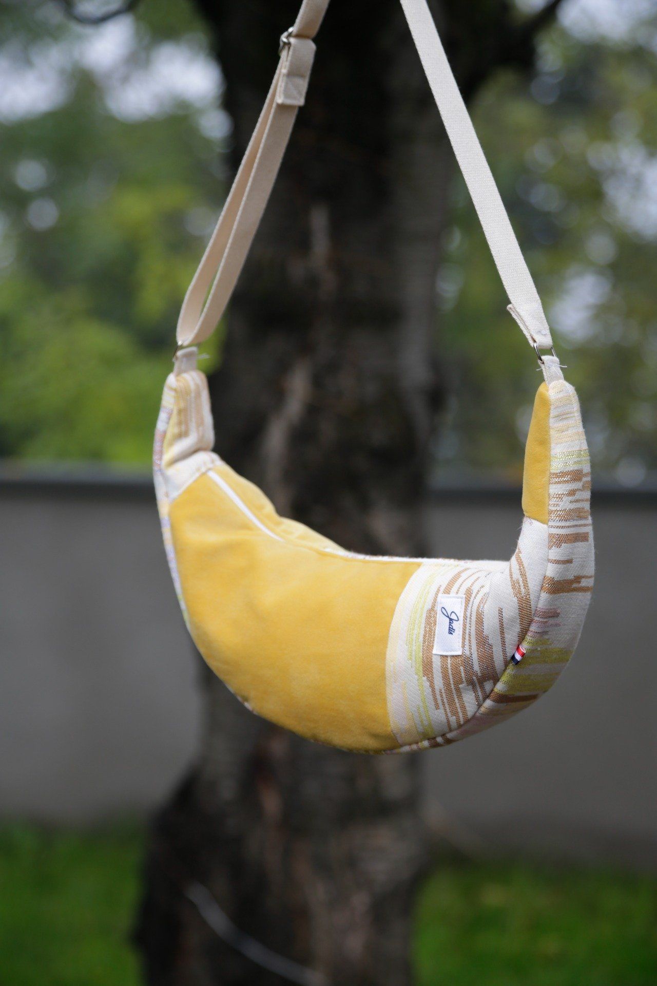 sac croissant de lune jaune