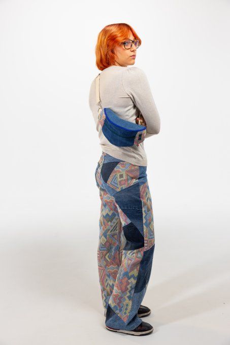Sac banane géométrique et jean