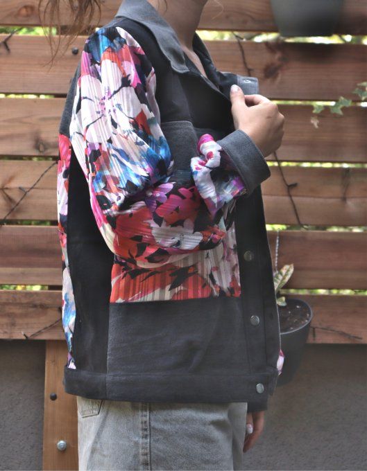 veste en jean noir et rose