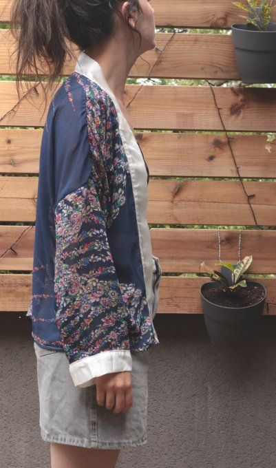 kimono bleu à petites fleurs