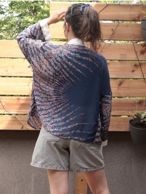 kimono bleu à petites fleurs