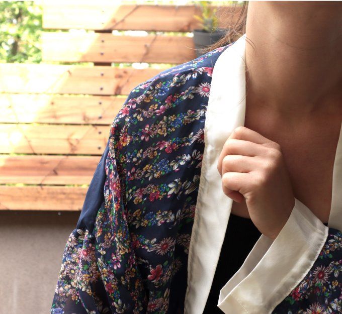 kimono bleu à petites fleurs