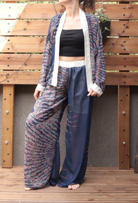 kimono bleu à petites fleurs