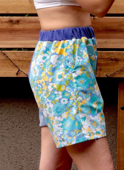 short éponge bleu marine et fleurs