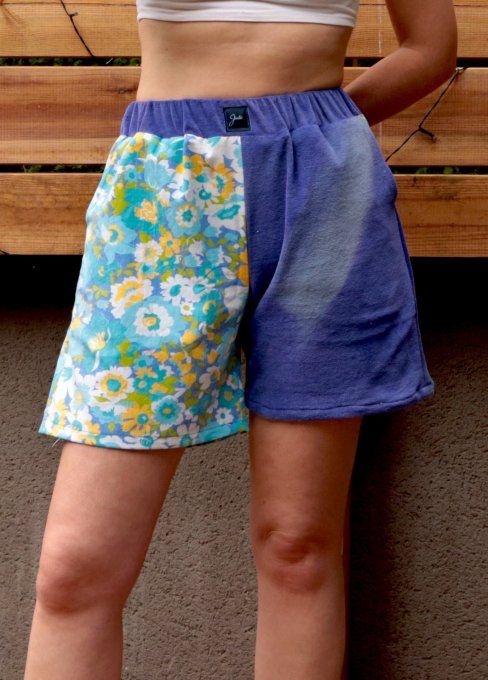 short éponge bleu marine et fleurs