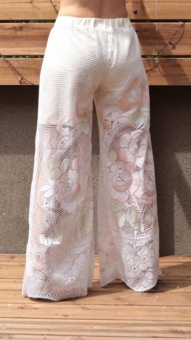 pantalon dentelle blanc avec rose 