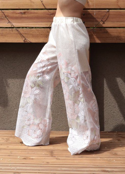 pantalon dentelle blanc avec rose 