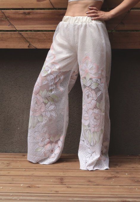pantalon dentelle blanc avec rose 
