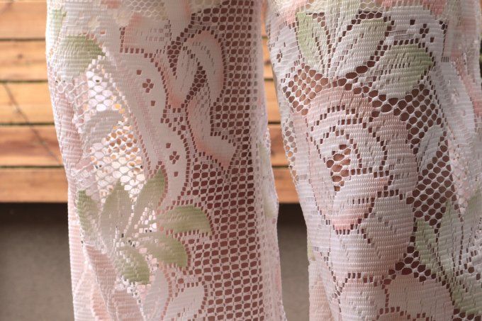 pantalon dentelle blanc avec rose 