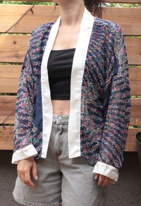 kimono bleu à petites fleurs