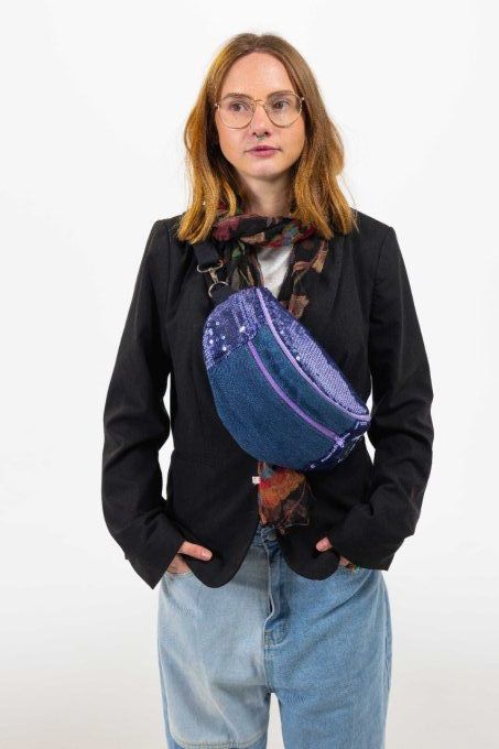 Sac banane sequin violet  et jean 